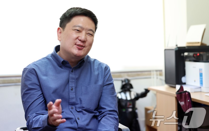 김태봉 아주대학교 경제학과 교수가 29일 경기도 수원시 아주대학교에서 뉴스1과 인터뷰를 하고 있다.2025.4.29/뉴스1 ⓒ News1 김명섭 기자