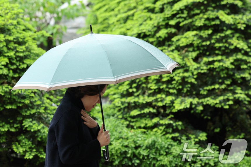 서울을 비롯한 수도권 일대에 비가 내린 1일 서울 강남구 코엑스 일대에서 우산을 쓴 시민들이 걸음을 옮기고 있다.2025.5.1/뉴스1 ⓒ News1 신웅수 기자