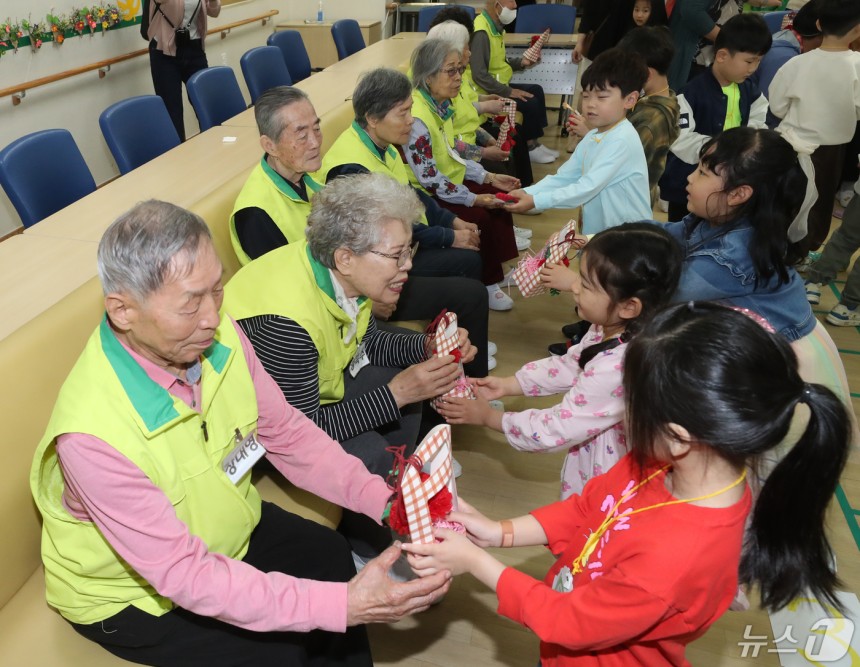 지난해 5월 7일 경기 수원시 팔달구 팔달노인복지관에서 관내 어린이집 아이들이 어르신들에게 카네이션을 달아주고 있다.2024.5.7/뉴스1 ⓒ News1 김영운 기자