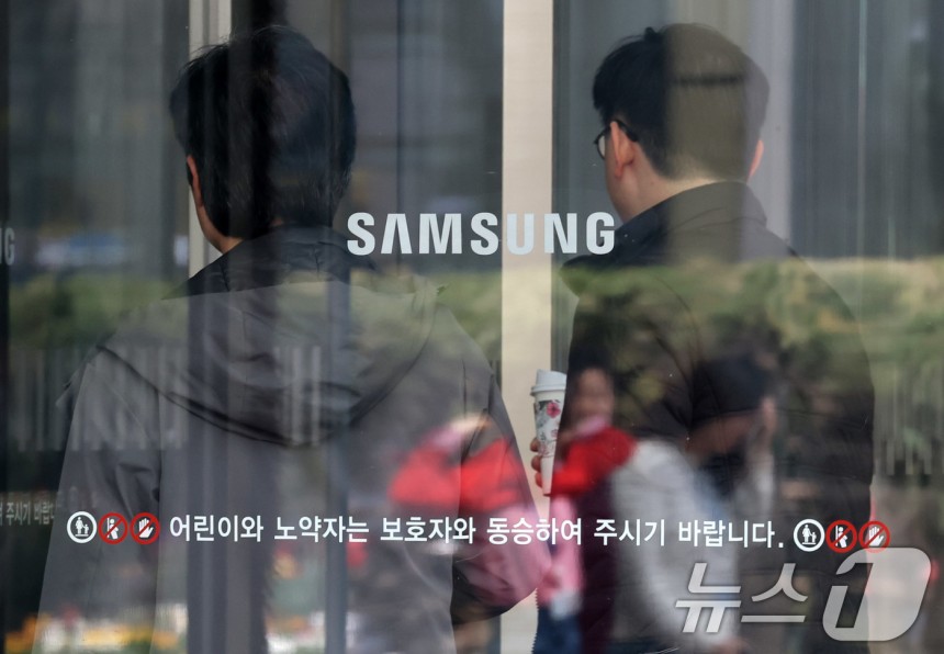 서울 서초구 삼성전자 서초사옥에서 관계자들이 드나들고 있다.//뉴스1 ⓒ News1 박세연 기자