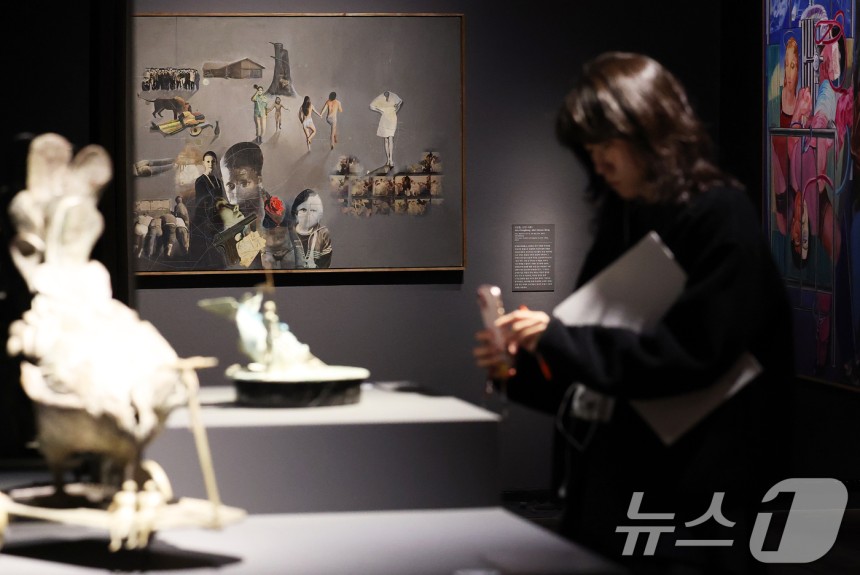 16일 서울 중구 국립현대미술관(MMCA) 덕수궁에서 열린‘초현실주의와 한국근대미술’展 언론공개회에서 관계자들이 작품을 감상하고 있다.이번 전시에서는 평생 초현실주의적 세계를 탐구한 우리나라 근대미술 작가 김욱규