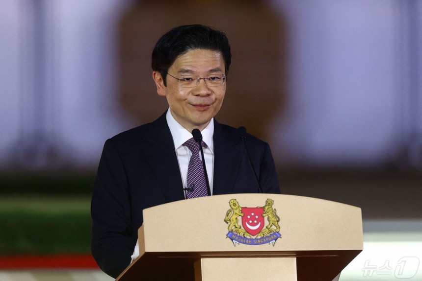 로런스 웡(황쉰차이) 싱가포르 신임 총리가 15일 대통령궁에서 열린 취임식에서 선서하고 있다.2024.5.15 ⓒ AFP=뉴스1 ⓒ News1 강민경 기자