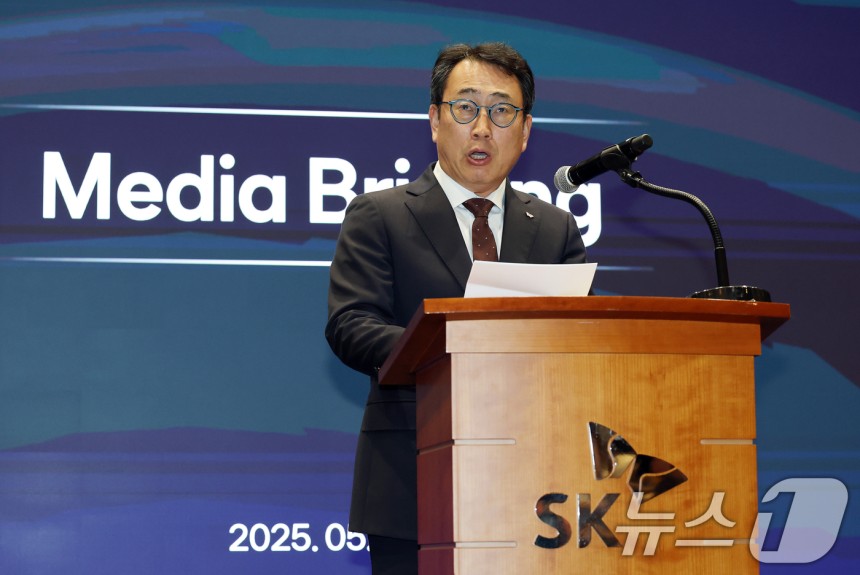 유영상 SK텔레콤 대표이사가 2일 오전 서울 중구 SK텔레콤 T타워에서 열린 사이버 침해 관련 일일 브리핑에서 유심(USIM) 정보 해킹 사고 대책을 설명하고 있다.2025.5.2/뉴스1 ⓒ News1 오대일 기자