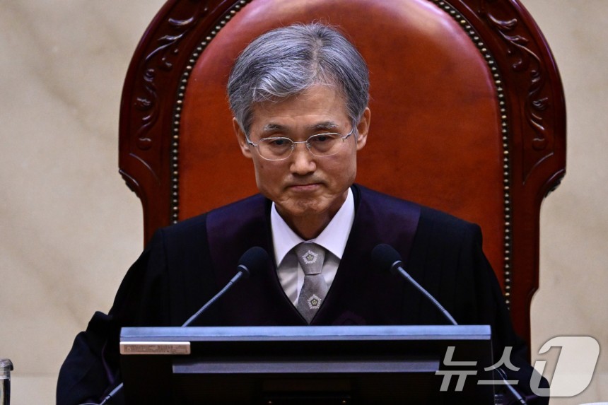 조희대 대법원장이 1일 오후 서울 서초구 대법원 대법정에서 이재명 더불어민주당 대통령 후보의 공직선거법 위반 사건 상고심 선고를 준비하고 있다.2025.5.1/뉴스1 ⓒ News1 사진공동취재단