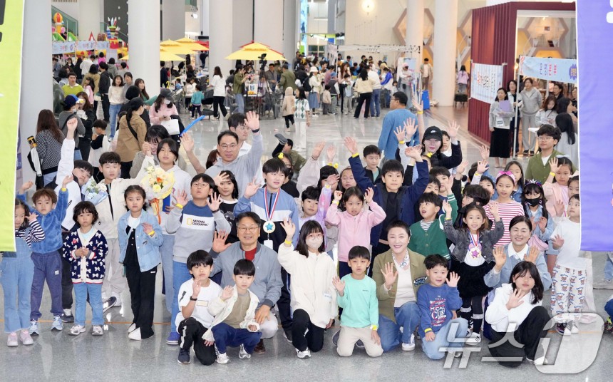 강기정 광주시장이 3일 시청 시민홀에서 열린 제103회 어린이날 행사에 참석해 어린이들과 기념촬영을 하고 있다.(광주시 제공.재판매 및 DB 금지) 2025.5.3/뉴스1