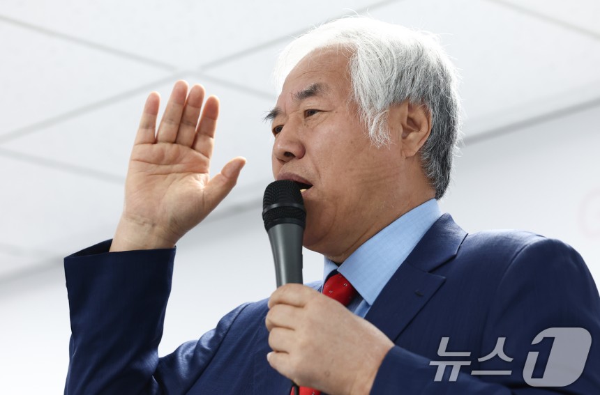 전광훈 사랑제일교회 목사가 24일 오전 서울 여의도 자유통일당사에서 대선 출마 기자회견을 하고 있다.2025.4.24/뉴스1 ⓒ News1 김민지 기자