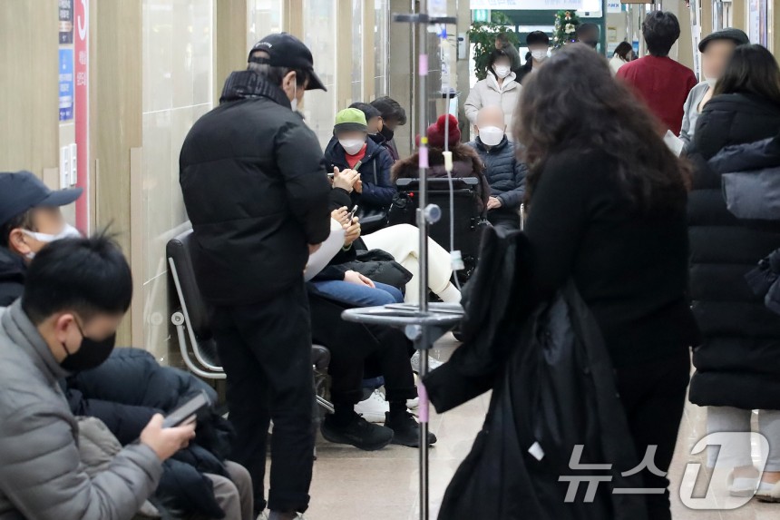 경기 침체가 장기화 되면서 서민들이 보장 사각지대로 내몰리고 있다.돈 줄이 마른 서민들은 보험료를 내지 못하고 있고,보험 계약도 자체도 감소했다.그리고 대표적인 '불황형 대출'로 알려진 보험계약대출은 크게 증가