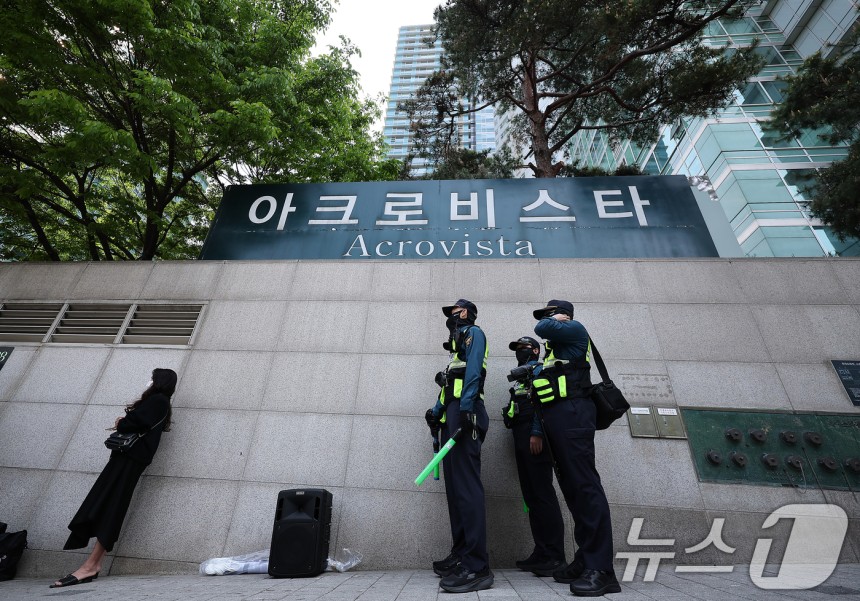 검찰이 30일 무속인 '건진법사' 전성배 씨의 청탁금지법 위반 혐의와 관련해 윤석열 전 대통령의 서초동 사저를 압수수색에 들어갔다.검찰은 김건희 여사에게 선물로 전달된 다이아몬드 목걸이와 명품 가방 등의 의혹을 수