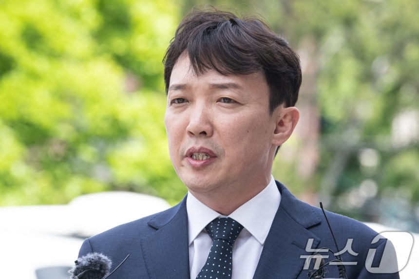 이정섭 대전고검 검사가 28일 서울 종로구 헌법재판소에서 열리는 자신에 대한 탄핵 사건 2차 변론기일에 출석하며 취재진의 질문에 답하고 있다.이 검사는 마약 투약 혐의를 받는 처남 조 모 씨 경찰 수사 무마,일반