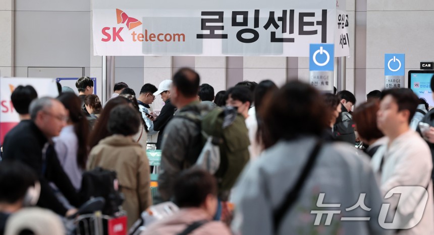 황금연휴를 앞둔 2일 오전 인천국제공항 제1여객터미널 출국장에 마련된 SK텔레콤 로밍센터에서 여행객들이 유심 교체 서비스를 받기 위해 대기하고 있다.2025.5.2/뉴스1 ⓒ News1 김성진 기자