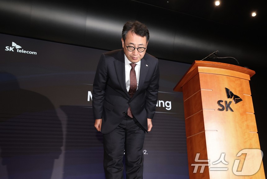 유영상 SK텔레콤 대표이사가 2일 오전 서울 중구 SK텔레콤 T타워에서 열린 사이버 침해 관련 일일 브리핑에서 고개 숙여 사과하고 있다.2025.5.2/뉴스1 ⓒ News1 오대일 기자