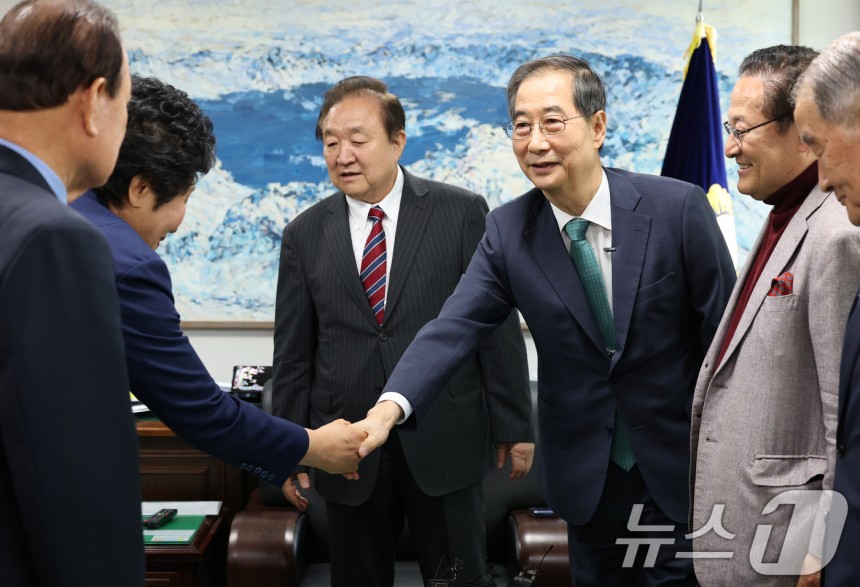 한덕수 무소속 대선 예비후보가 3일 오후 서울 영등포구 헌정회에서 정대철 헌정회장을 예방하며 헌정회원들과 인사를 나누고 있다.2025.5.3/뉴스1 ⓒ News1 오대일 기자