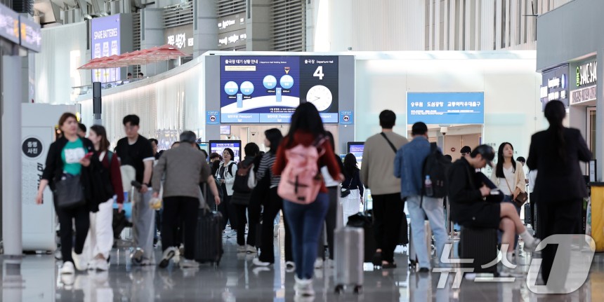 황금연휴를 앞둔 2일 오전 인천국제공항 제1여객터미널 출국장이 여행객들로 붐비고 있다.2025.5.2/뉴스1 ⓒ News1 김성진 기자