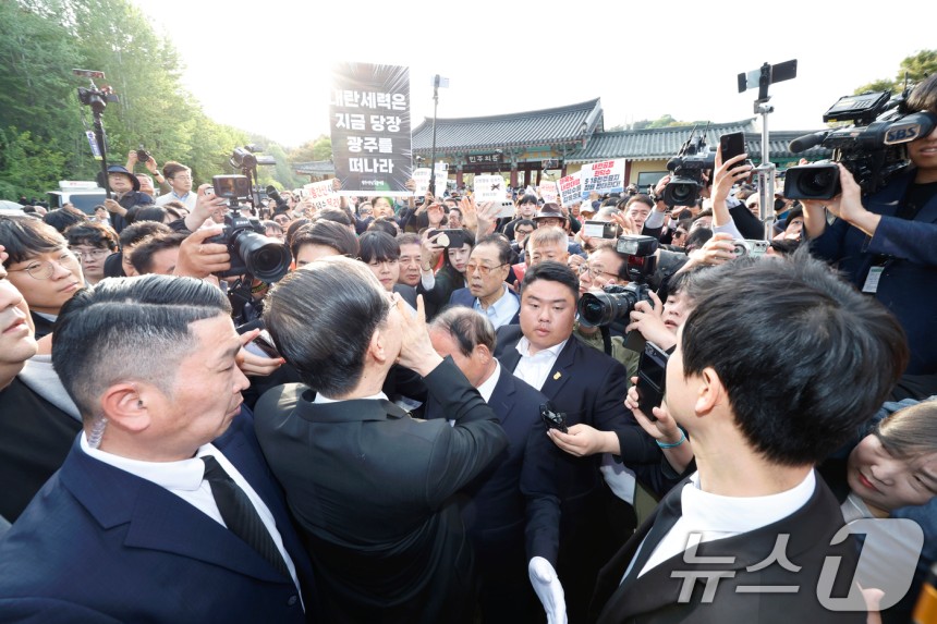 한덕수 전 국무총리가 2일 오후 광주시 국립5.18민주묘역에 참배하려다 시민단체 반발로 입장이 막히자 "나도 호남사람입니다＂라고 외치고 있다.2025.5.2/뉴스1 ⓒ News1 김태성 기자