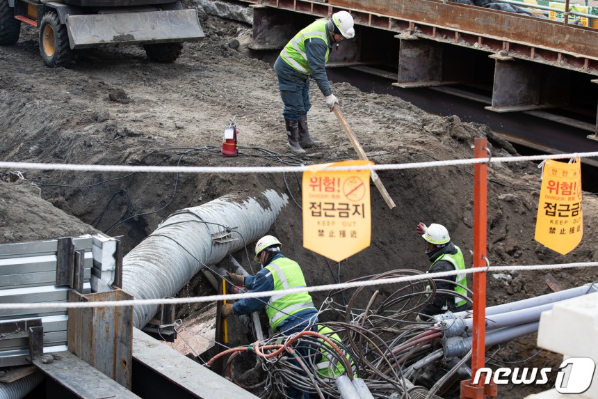 서울시내 한 공사 현장에서 근로자들이 작업을 하고 있다.사진은 기사 내용과 관련 없음./뉴스1 ⓒ News1 유승관 기자