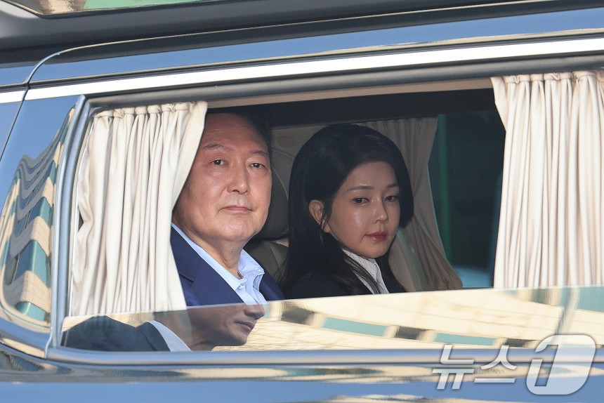 윤석열 전 대통령과 김건희 전 여사가 11일 오후 서울 용산구 대통령 관저를 떠나고 있다.(공동취재) 2025.4.11/뉴스1 ⓒ News1 신웅수 기자