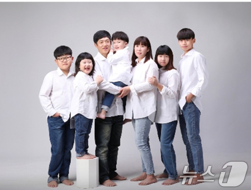 장흥에 거주하는 박제정·김혜숙 씨 부부와 5남매가 함께 찍은 가족 사진.(본인 제공.재판매 및 DB 금지) ⓒ