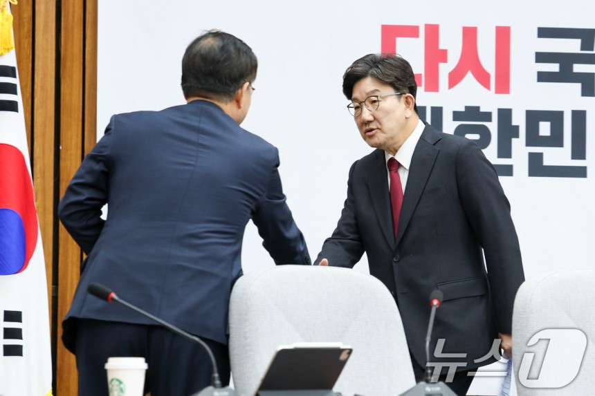 권성동 국민의힘 원내대표가 25일 오전 서울 여의도 국회에서 열린 원내대책회의에 입장하며 과방위 간사인 최형두 의원과 악수하고 있다.2025.4.25/뉴스1 ⓒ News1 안은나 기자