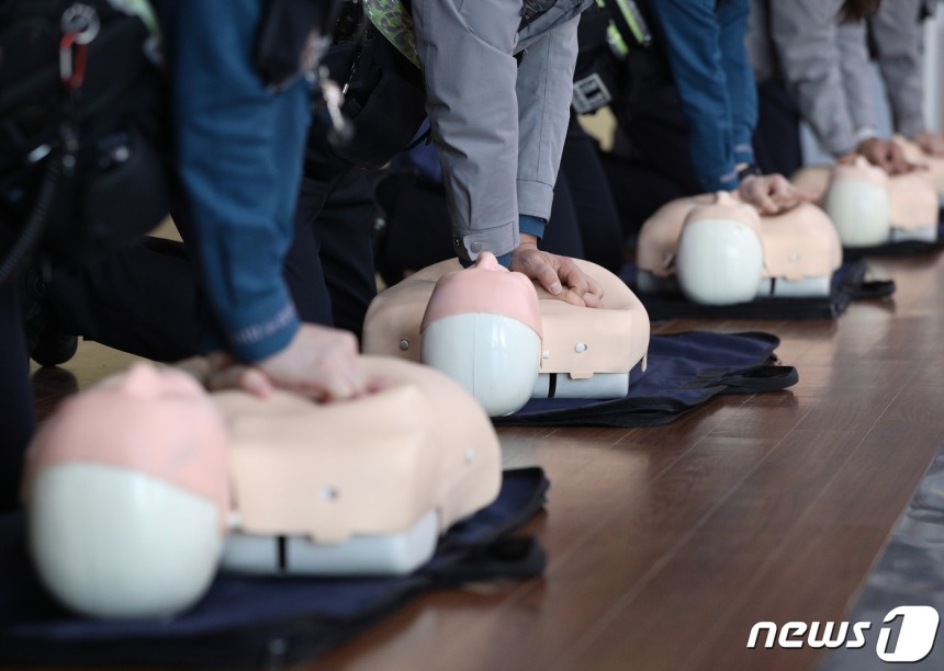 1일 오후 서울 마포경찰서에서 경찰관들이 이미경 대한적십자사 서울지사 강사로부터 심폐소생술(CPR) 교육을 받고 있다.심폐소생술이나 자동심장제세동기(AED)를 사용해 심정지 환자의 응급처치를 골든타임 4분 안에 시