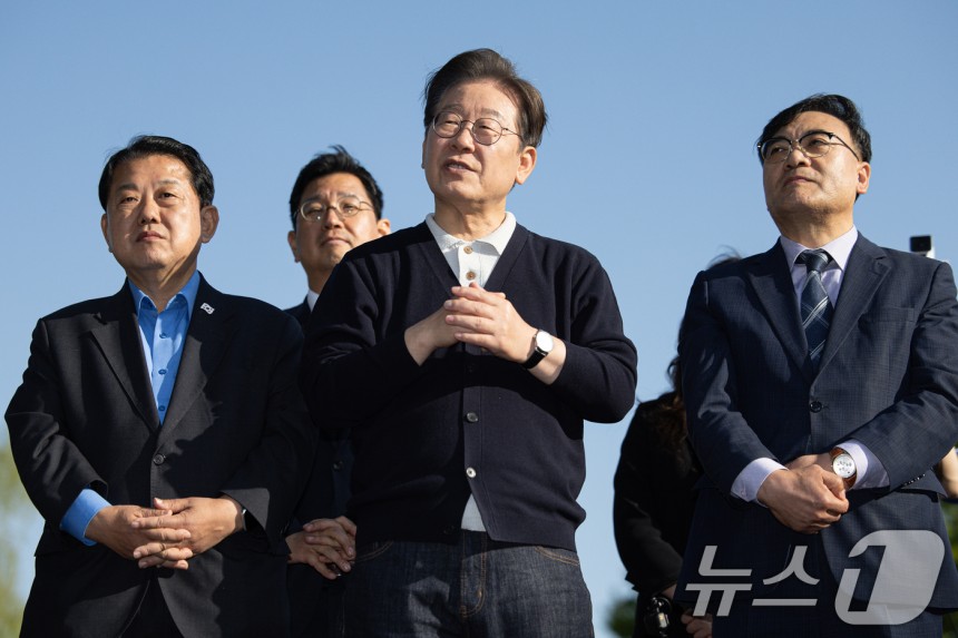 '골목골목 경청투어 : 단양팔경편'에 나선 이재명 더불어민주당 대통령 후보가 지난 4일 오후 충북 제춘구 의림지에서 연설을 하고 있는 모습.2025.5.4/뉴스1 ⓒ News1 이재명 기자