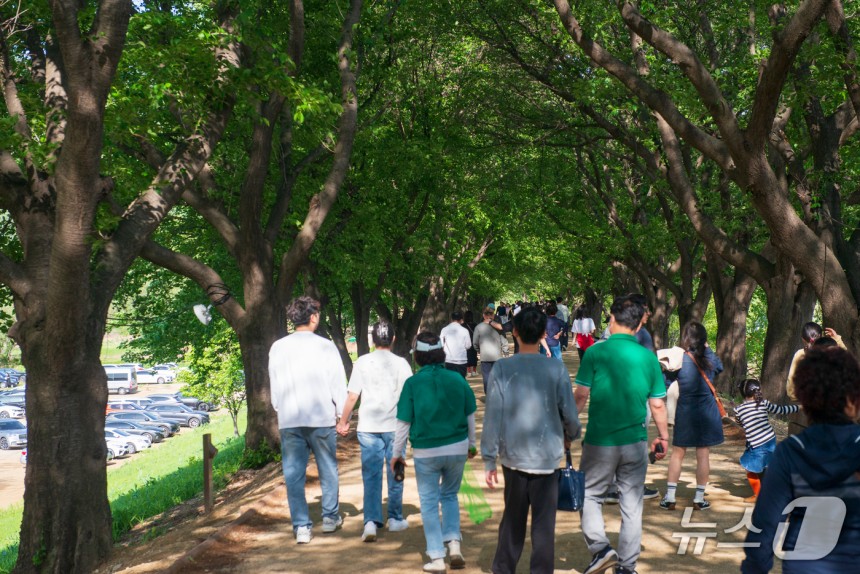 지난 4일 경북 안동 하회마을을 방문한 관광객들이 즐거운 연휴를 보내고 있다.2025.5.4/뉴스1 ⓒ News1 이성덕 기자