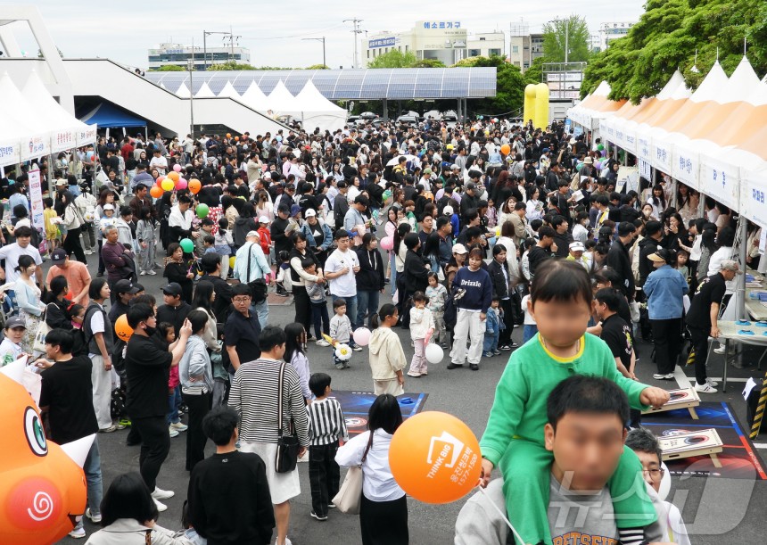 어린이 날인 5일 오전 어린이 날 대축제 '어린이 웃음꽃이 피었습니다' 행사장인 제주시 한라체육관이 가족 단위 방문객들로 북적이고 있다.2025.5.5/뉴스1 ⓒ News1 오미란 기자
