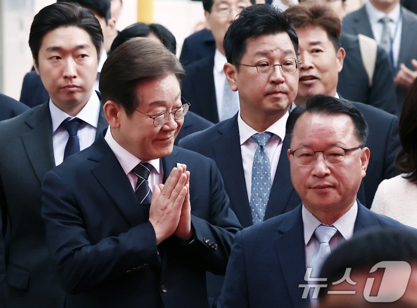 이재명 더불어민주당 대통령 후보가 5일 오전 서울 종로구 조계사에서 열린 불기 2569년 부처님오신날 봉축법요식에 참석하고 있다.2025.5.5/뉴스1 ⓒ News1 김민지 기자