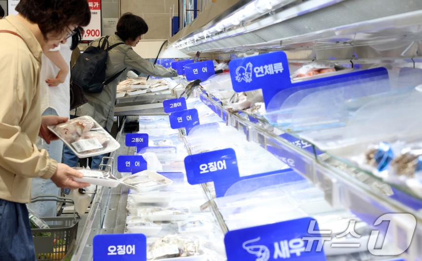 통계청이 2일 발표한 '2025년 4월 소비자물가동향'에 따르면 지난달 소비자물가지수는 전년 동월 대비 2.1% 상승했다.4월에는 가공식품과 외식,축산물,수산물 등 먹거리 가격이 고공행진을 했다.축산물(4.8