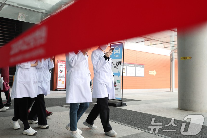 서울의 한 대학병원 의료진의 모습./뉴스1 ⓒ News1 신웅수 기자