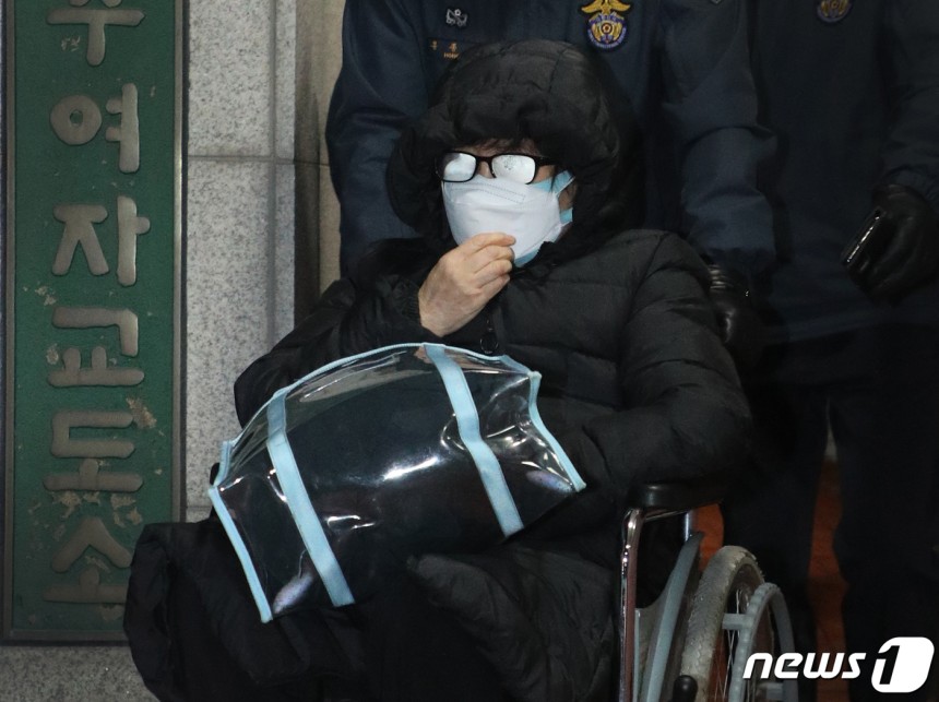국정농단 사건으로 수감 중인 최서원씨(66·개명 전 최순실)가 26일 오후 충북 청주여자교도소에서 나와 휠체어를 타고 이동하고 있다.최씨는 이날 검찰의 1개월 형집행정지 결정에 따라 일시 석방됐다.최씨는 서울의 