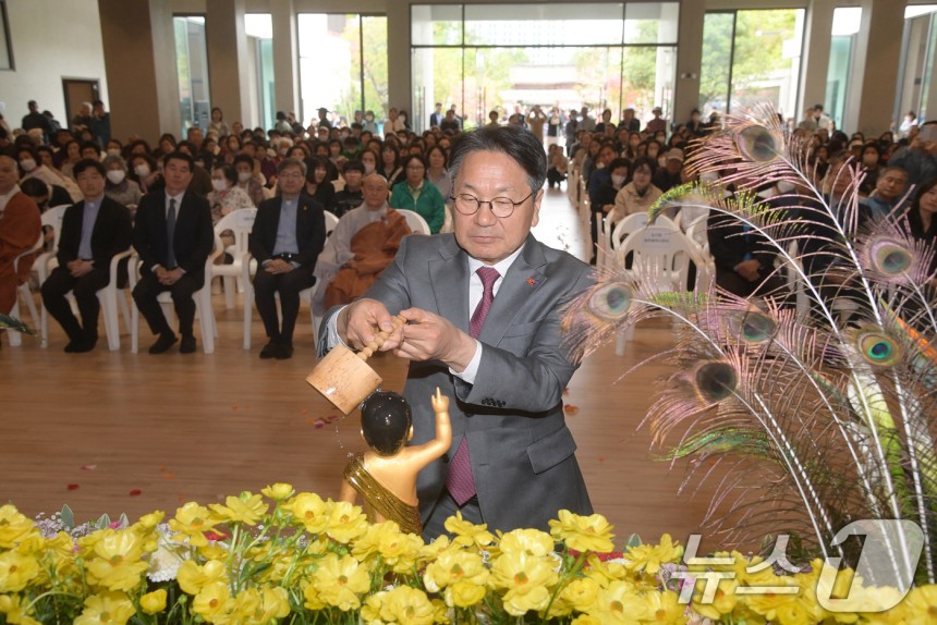 강기정 광주시장이 불기 2569년‘부처님 오신 날’인 5일 서구 무각사에서 열린 봉축법요식에 참석해 아기 부처의 몸을 물로 씻는 관불의식을 하고 있다.(광주시 제공.재판매 및 DB 금지) 2025.5.5/뉴스1