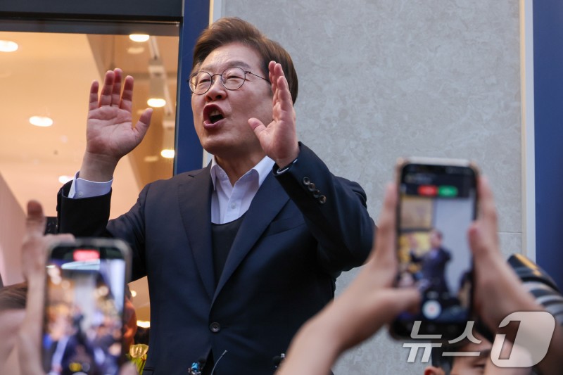 <b>이재명</b>, 2차 경청투어 이틀차…충북 옥천·충남 금산·전북 장수 <b>방문</b>