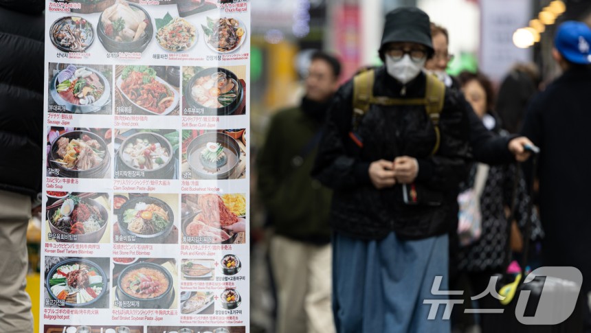 외식 물가 오름세가 지속되고 있는 16일 서울 중구 명동거리에 음식점 입간판이 보이고 있다.2025.3.16/뉴스1 ⓒ News1 이승배 기자