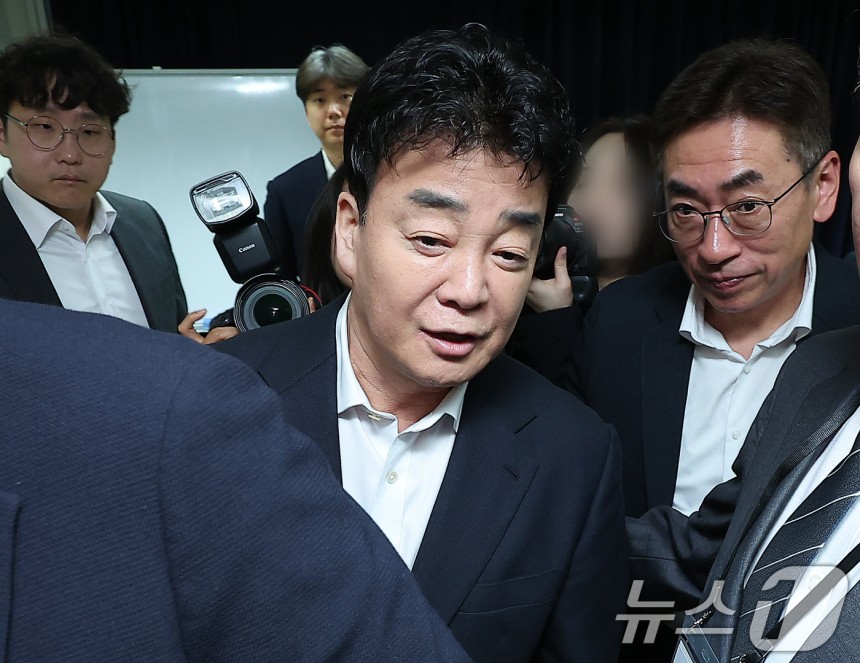백종원 더본코리아 대표가 28일 서울 서초구 스페이스쉐어 강남역센터에서 열린 정기 주주총회를 마친 뒤 주총장을 빠져나가고 있다.2025.3.28/뉴스1 ⓒ News1 김진환 기자