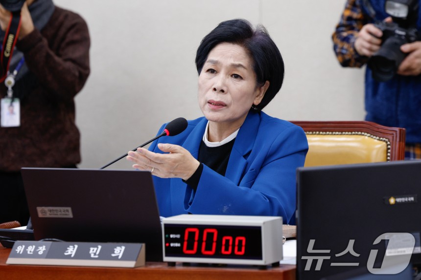 11일 서울 여의도 국회에서 열린 제423회국회(임시회) 제2차 과학기술정보방송통신위원회 전체회의에서 최민희 위원장이 류희림 방송통신심의위원장 고발의 건 표결에 앞서 발언하고 있다.2025.3.11/뉴스1 ⓒ Ne