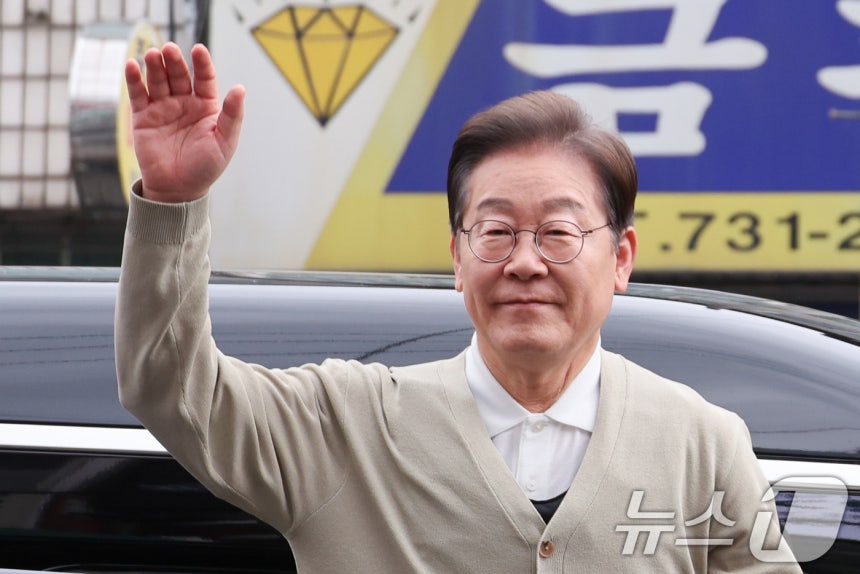 이재명 더불어민주당 대통령 후보가 골목골목 경청투어 이틀차인 6일 오후 충북 옥천군 공설시장에 도착해 인사하고 있다. 2025.5.6/뉴스1 ⓒ News1 안은나 기자