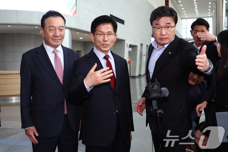 <b>김문수</b> "지금부터 <b>일정 중단</b>…정당한 후보 강제로 끌어내리려해"