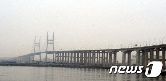 7일 대전·충남은 내륙을 중심으로 가시거리 1km 미만의 안개가 낄 것으로 예보됐다.충남 당진시 서해안고속도로 서해대교 모습./뉴스1 ⓒ News1 장수영 기자