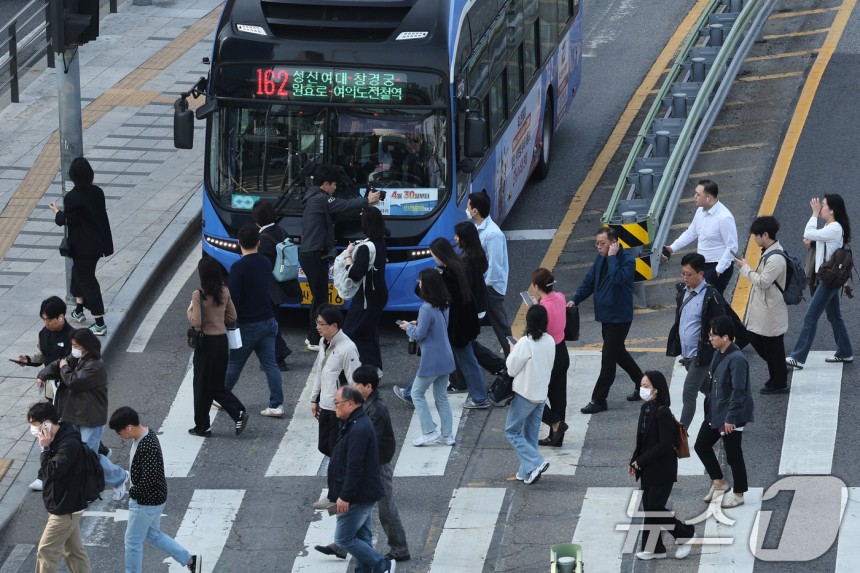 서울시 버스노조가 준법투쟁에 돌입한 30일 오전 서울역 버스환승센터에서 시민들이 버스를 이용해 출근하고 있다.버스노조는 서울시와의 협상이 결렬되면서 이날 첫차부터 규정 준수,안전 운행 등을 명목으로 사실상 버스를