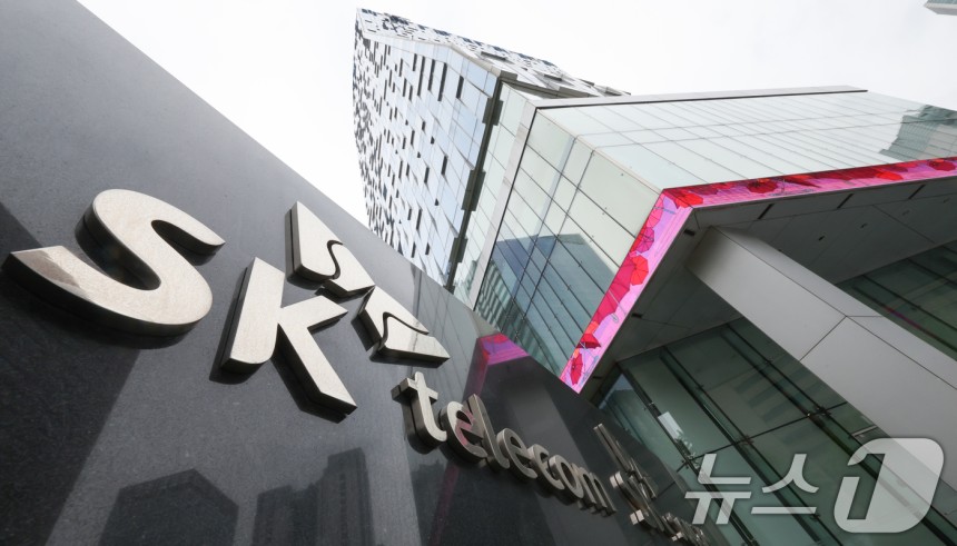방송통신위원회가 유심 해킹 사태에 대응하기 위해 SK텔레콤 대상 본인확인시스템 안전성 검증 점검에 나섰다.6일 정부에 따르면 방통위는 이날부터 오는 8일까지 SK텔레콤을 대상으로 본인확인시스템 안전성 검증을 위한 