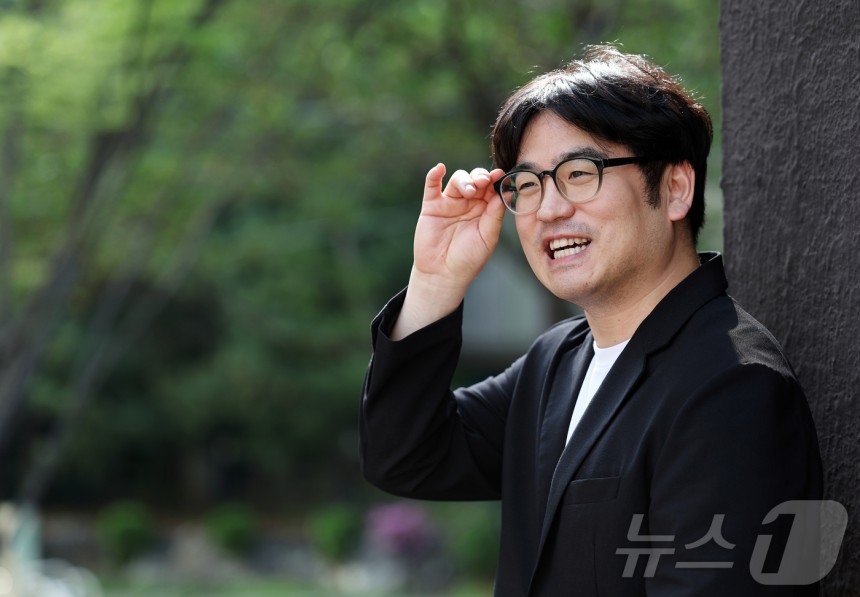 사회학자 오찬호 교수가 지난달 23일 서울 중구의 한 카페에서 열린 뉴스1과의 인터뷰에서 포즈를 취하고 있다.2025.4.23/뉴스1 ⓒ News1 오대일 기자