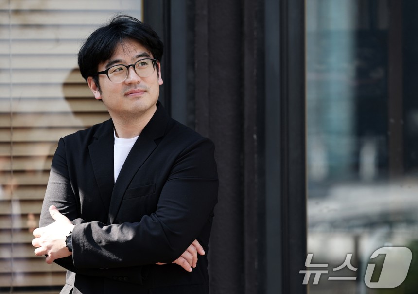 사회학자 오찬호 교수가 23일 서울 중구의 한 카페에서 열린 뉴스1과의 인터뷰에서 포즈를 취하고 있다.2025.4.23/뉴스1 ⓒ News1 오대일 기자