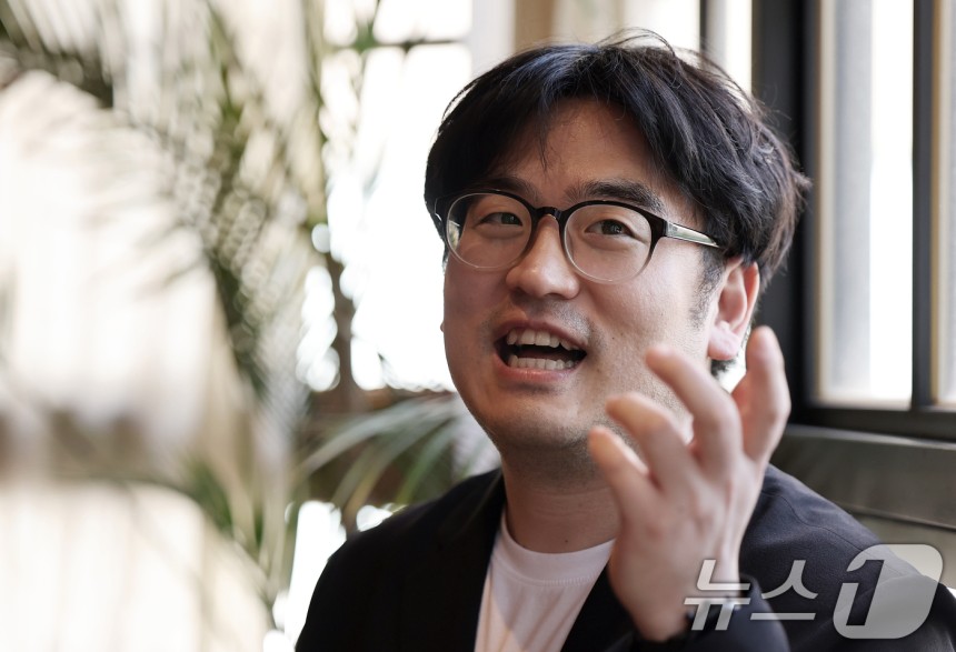 사회학자 오찬호 교수가 23일 서울 중구의 한 카페에서 열린 뉴스1과의 인터뷰에서 차기 정부에 바라는 정책 제언을 하고 있다.2025.4.23/뉴스1 ⓒ News1 오대일 기자