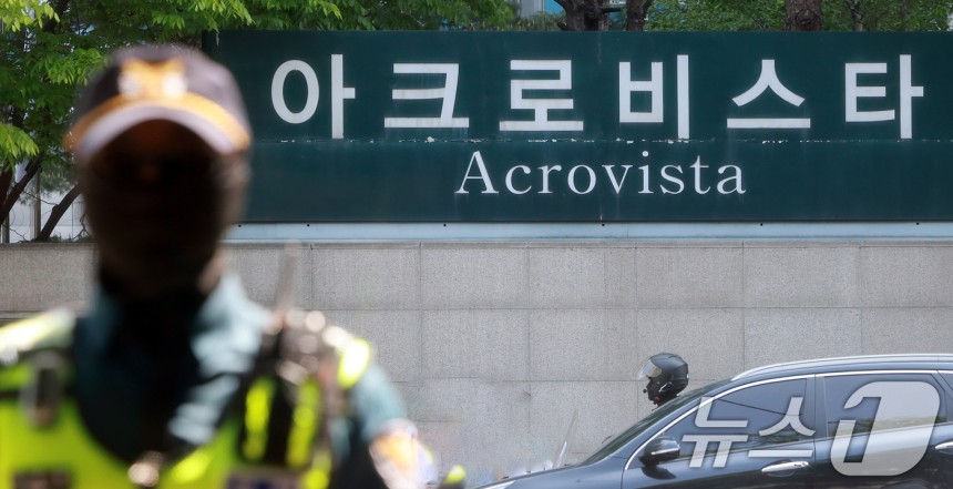 검찰이 지난달 30일 무속인 '건진법사' 전성배 씨의 청탁금지법 위반 혐의와 관련해 윤석열 전 대통령의 서초동 사저를 압수수색에 들어갔다.사진은 이날 오전 서울 서초구 아크로비스타.2025.4.30/뉴스1 ⓒ N