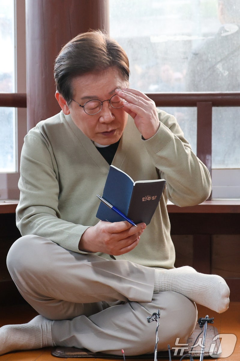<b>이재명</b>, '나의 아저씨' 박해영·'도깨비' <b>김은숙</b> 만난다
