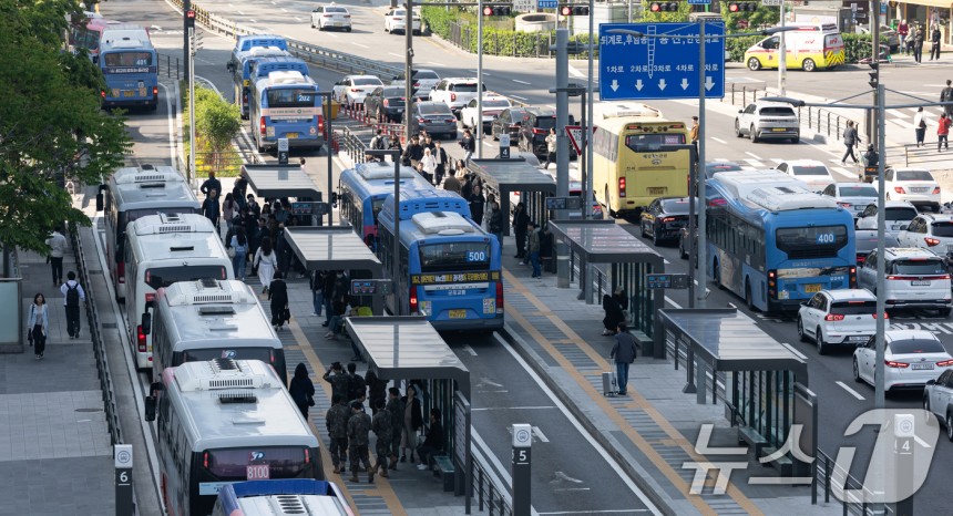 서울 시내버스노조가 준법운행을 재개한 7일 서울 중구 서울역 버스정류장에 버스가 정차하고 있다.2025.5.7/뉴스1 ⓒ News1 이승배 기자