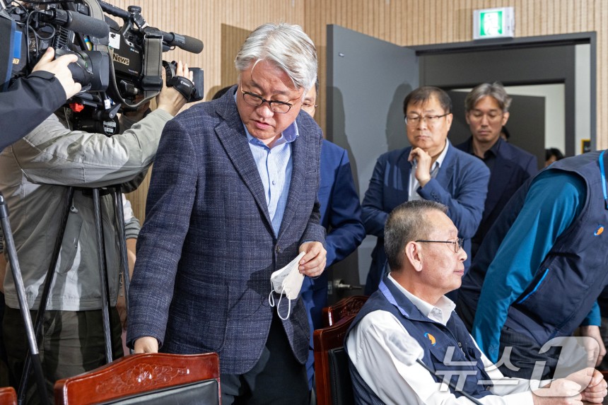김정환 서울시버스운송조합 이사장과 박점곤 서울시버스노동조합 위원장이 29일 서울 영등포구 서울지방노동위원회에서 열린 임금·단체협약(임단협) 2차 조정회의에 참석하고 있다.2025.4.29/뉴스1 ⓒ News1 이승