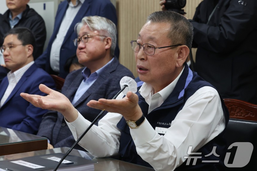 박점곤 서울시버스노동조합 위원장이 29일 서울 영등포구 서울지방노동위원회에서 열린 사측 서울시버스운송조합과의 임금·단체협약(임단협) 막판 협상에 앞서 발언하고 있다.왼쪽 두 번째는 김정환 서울시버스운송조합 이사장.