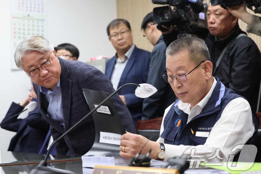 박점곤 서울시버스노동조합 위원장이 29일 서울 영등포구 서울지방노동위원회에서 열린 사측 서울시버스운송조합과의 임금·단체협약(임단협) 막판 협상에 앞서 조정신청서 서류를 살펴보고 있다.왼쪽은 김정환 서울시버스운송조합