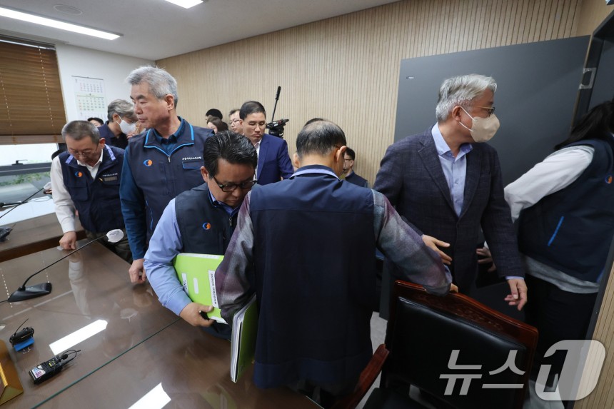 박점곤 서울시버스노동조합 위원장과 김정환 서울시버스운송조합 이사장 등 서울 시내버스 노사가 29일 서울 영등포구 서울지방노동위원회에서 열린 임금·단체협약(임단협) 막판 협상이 정회하자 회의실을 나가고 있다.(공동취